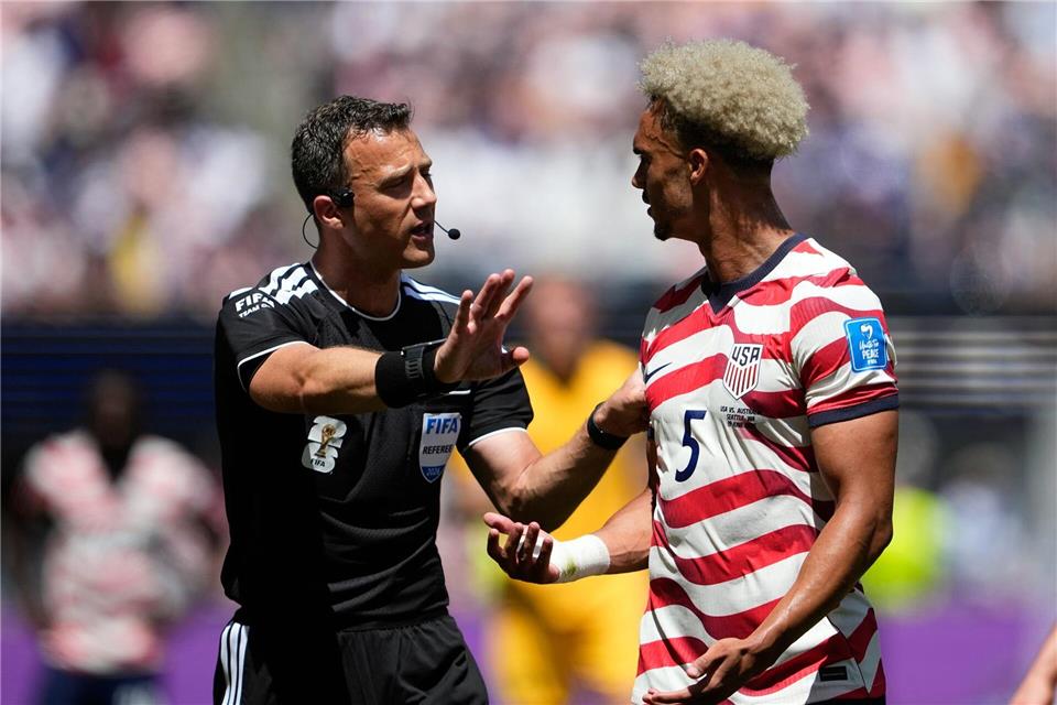 Nimmt einige neue Regeln mit in die Bundesliga: WM-Schiedsrichter Felix Zwayer. (Archivbild)  Lindsey Wasson/AP/dpa