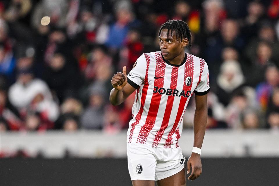 Nimmt in Schottland einen neuen Anlauf: Freiburgs Junior Adamu. (Archivbild)Harry Langer/dpa