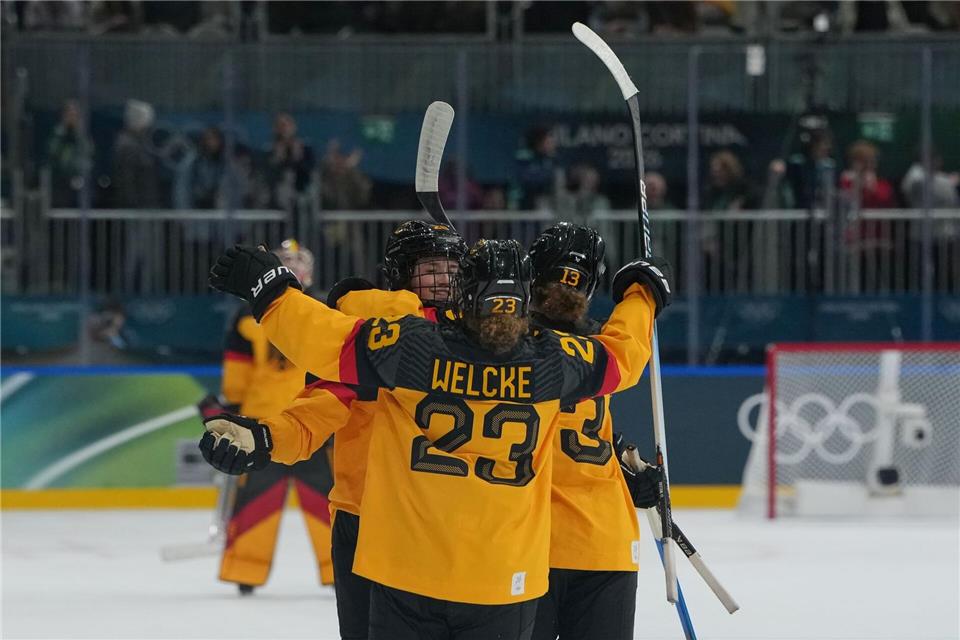 Nina Jobst-Smith feiert das 2:1 mit Lilli und Luisa Welcke.Carolyn Kaster/AP/dpa