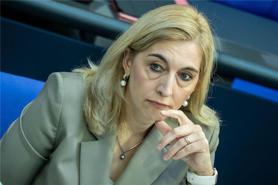 Nina Warken ist die einzige Frau, die in den Personalspekulationen eine Rolle spielt.Michael Kappeler/dpa