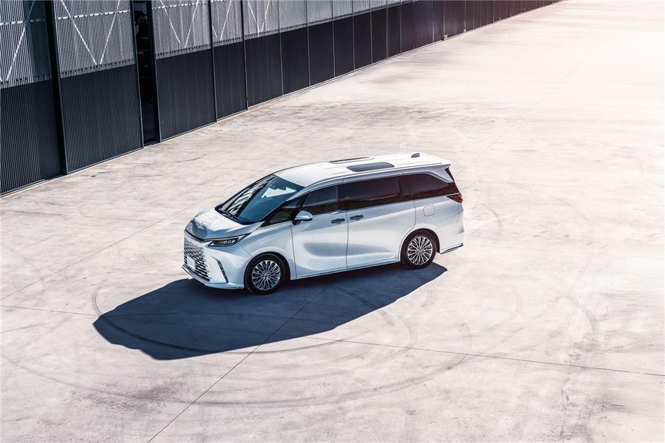 Nische bei den Großraumlimousinen: Modelle wie der Lexus LM setzen bei Vans voll auf Luxus.Pepper Yandell/Lexus/dpa-tmn