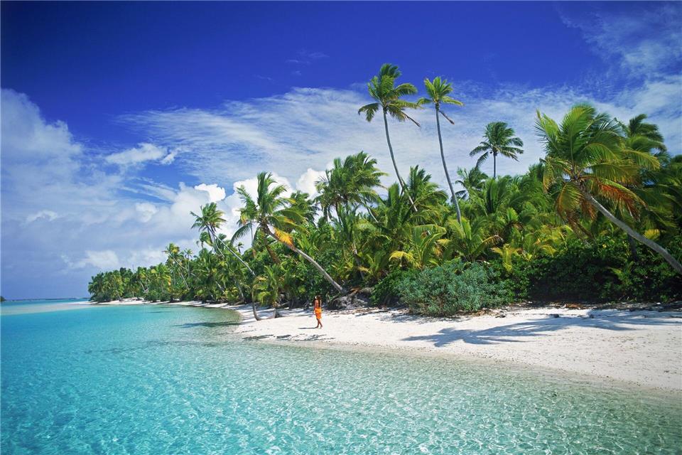 Niue liegt zwischen Fidschi und den auf dem Foto zu sehenden Cookinseln und wirbt mit kristallklarem Wasser. (Illustration) picture alliance / dpa