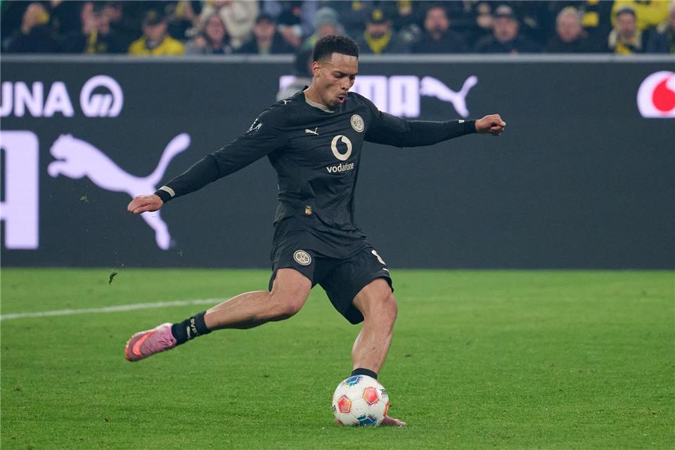 Nmecha schießt einen Foulelfmeter neben das Tor. Bernd Thissen/dpa