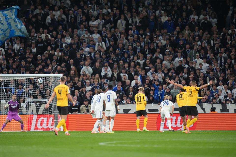 Nmecha in Dortmund: Wirbel auf und neben dem Platz Nmechas Treffer zum 0:1 war ein Traumtor.Marcus Brandt/dpa