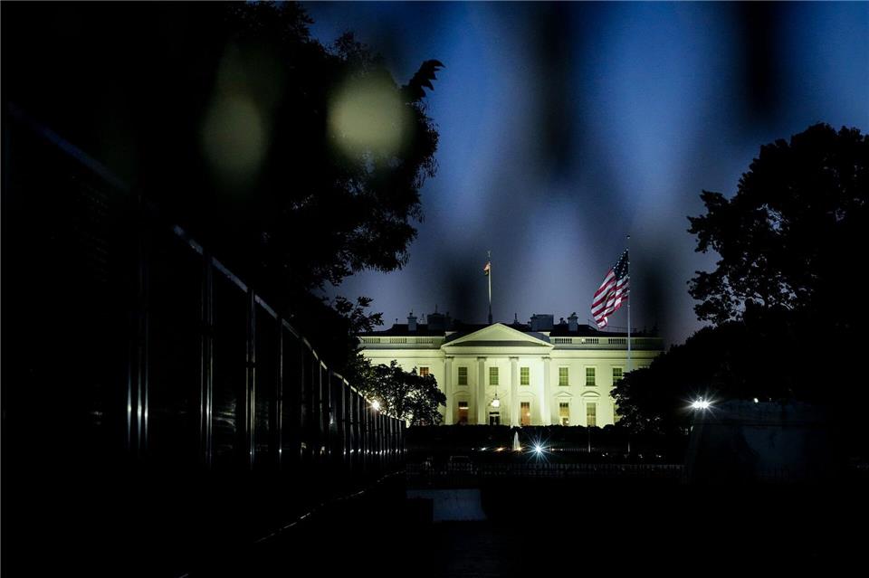 „No Kings“: Während in den USA am 18. Oktober 2025 Proteste gegen die Trump-Administration stattfinden, bleibt das Weiße Haus hinter einem Zaun gesichert.Kay Nietfeld/dpa