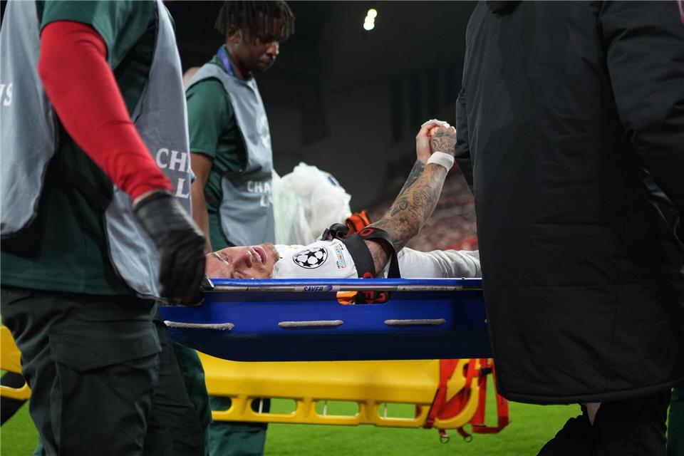 Noa Lang wurde schon kurz nach dem Spiel operiert.Jon Super/AP/dpa