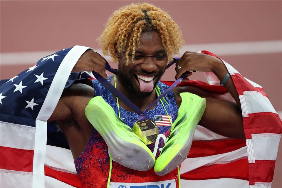 Noah Lyles aus den USA hat das Finale über 200 Meter bei der Leichtathletik-WM in Tokio gewonnen und damit seinen vierten WM-Titel in Serie auf dieser Strecke gefeiert. Oliver Weiken/dpa