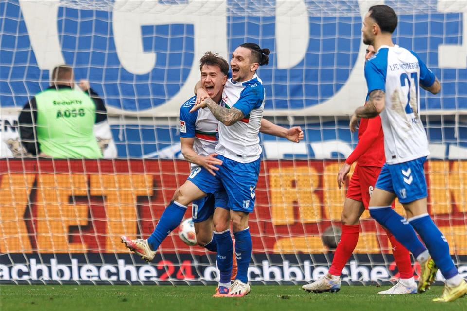 Noah Pesch (l) traf zum 3:2 im Test gegen Ulm. (Archivbild)Andreas Gora/dpa