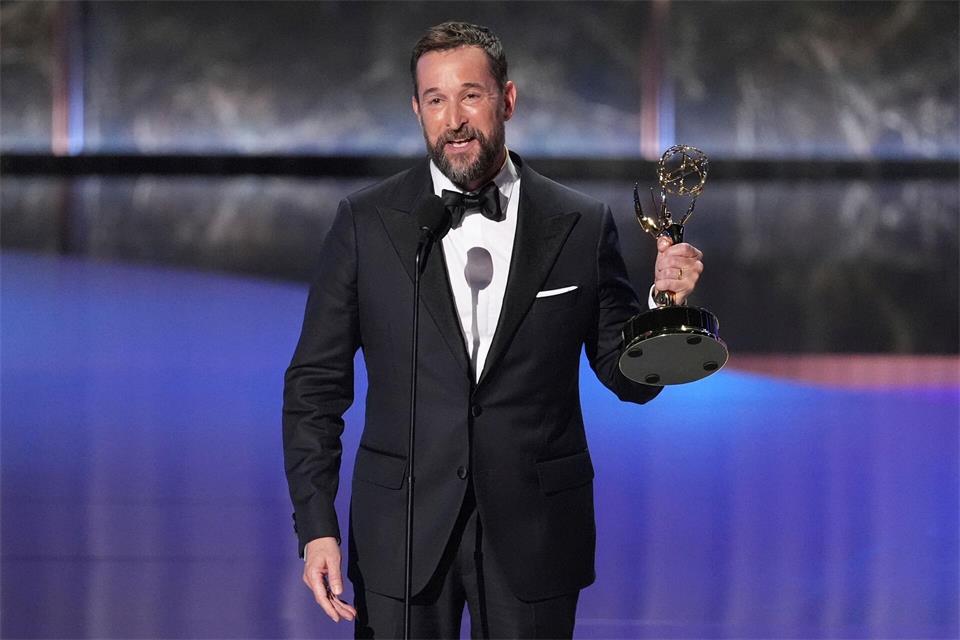 Noah Wyle ist nominiert für einen Emmy für seine Leistung in der Krankenhausserie „The Pitt“. Chris Pizzello/Invision/dpa