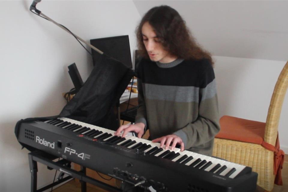 Noah in seinem Element beim Singen am Keyboard. 