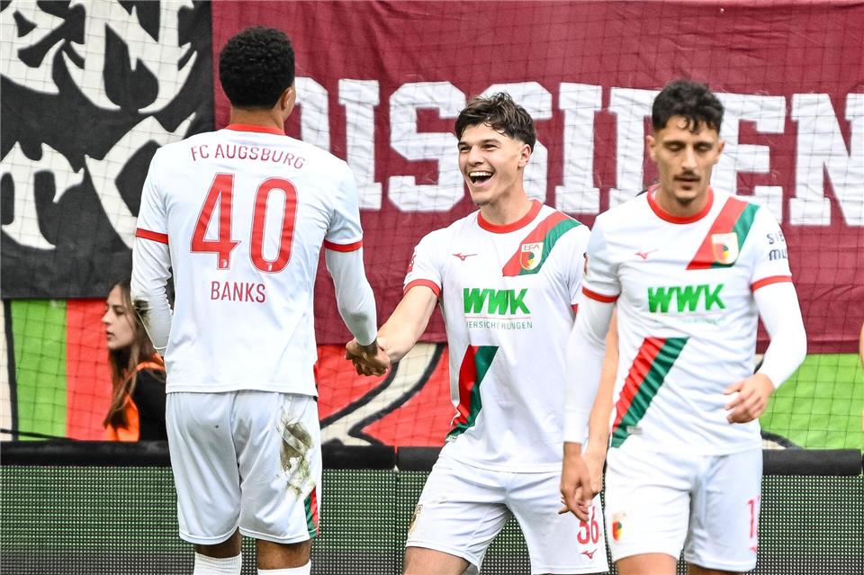 Noahkai Bank (l) und Mert Kömür (M) beim Torjubel. Beim 3:1 gegen Wolfsburg trafen beide Youngster zuletzt. (Archivbild)Harry Langer/dpa