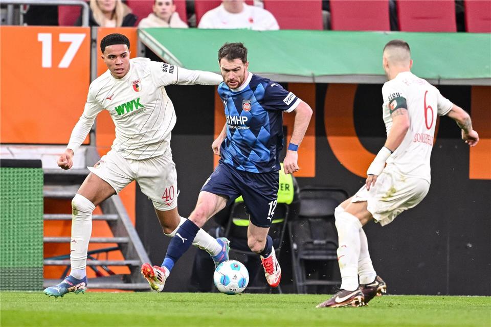 Noahkai Banks (l) oder Jeffrey Gouweleeuw (r) rücken in die Abwehr des FC Augsburg. (Archivbild)Harry Langer/dpa