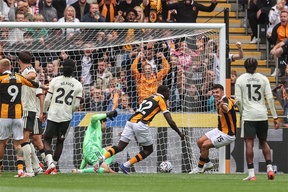Nobel Mendy (M) von Hull City erzielt das 2:0 gegen Manchester United.Alfie Cosgrove/News Images via ZUMA Press Wire/dpa