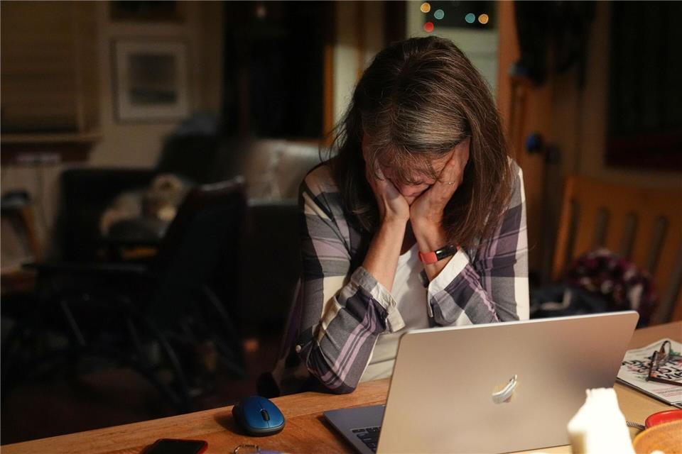 Nobelpreisträgerin Brunkow wird in den USA mitten in der Nacht von Fotografen zuhause überrascht.Lindsey Wasson/AP/dpa