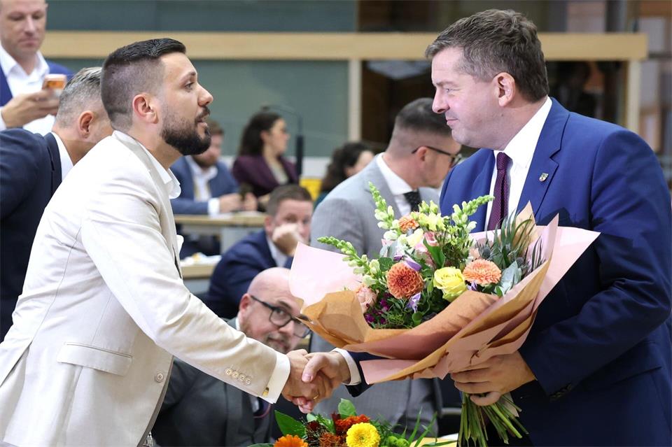 Noch-Ministerpräsident Sven Schulze (CDU) gratuliert Tobias Rausch (AfD) zur Wahl als neuer Landtagspräsident von Sachsen-Anhalt. Jan Woitas/dpa pool/dpa