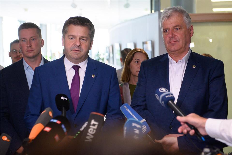Noch-Ministerpräsident Sven Schulze (CDU, links) hatte sich in einer Kampfabstimmung über den Fraktionsvorsitz gegen Guido Heuer (rechts) durchgesetzt. (Archivbild) Klaus-Dietmar Gabbert/dpa