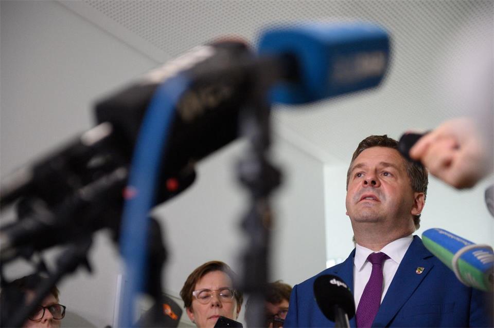 Noch-Ministerpräsident Sven Schulze (CDU) steht im Fokus der Medien - und auch seiner Partei.Klaus-Dietmar Gabbert/dpa