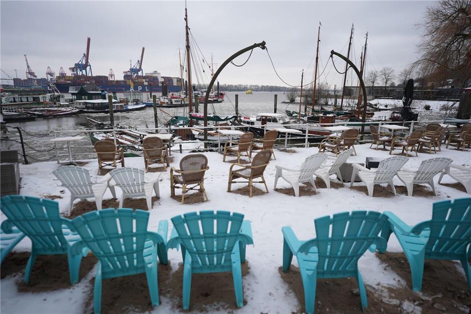 Noch Plätze frei - Außengastronomie im Museumshafen ÖvelgönneMarcus Brandt/dpa