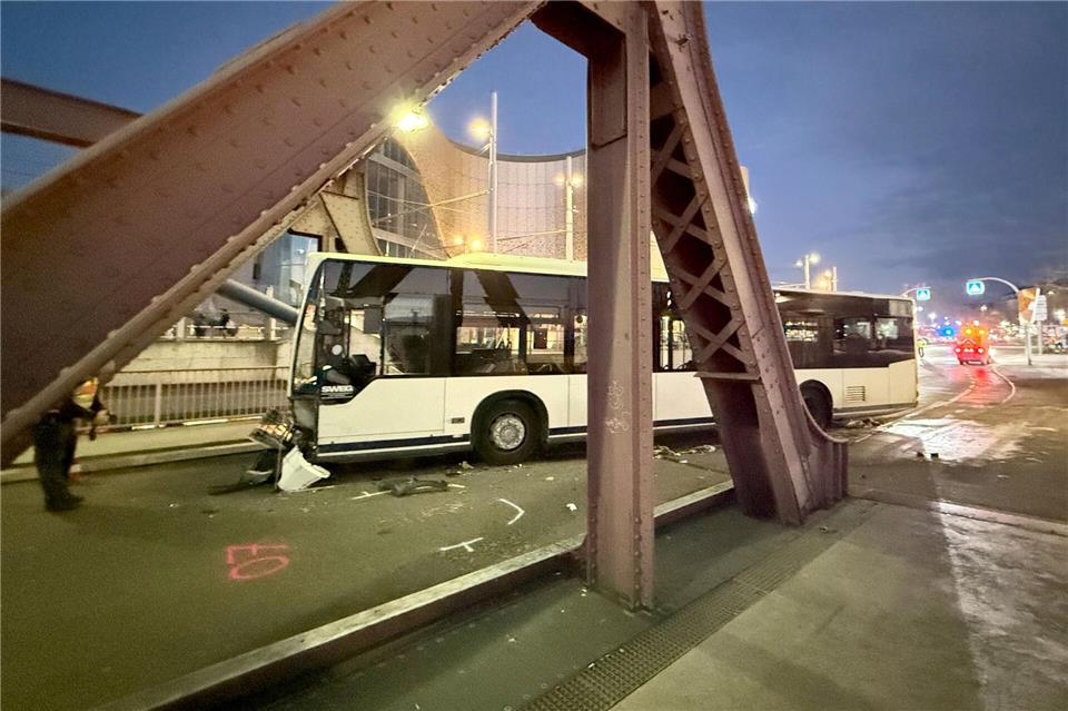 Noch am Abend wurde der Bus von Kräften einer Spezialfirma abgeschleppt.Philipp von Ditfurth/dpa