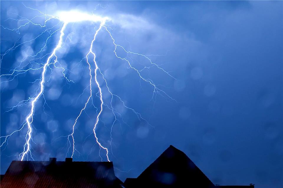 Schauer und Gewitter in Rheinland-Pfalz und Saarland Noch am Sonntag soll es in den Bundesländern Unwetter geben. (Symbolbild)Thomas Rensinghoff/dpa