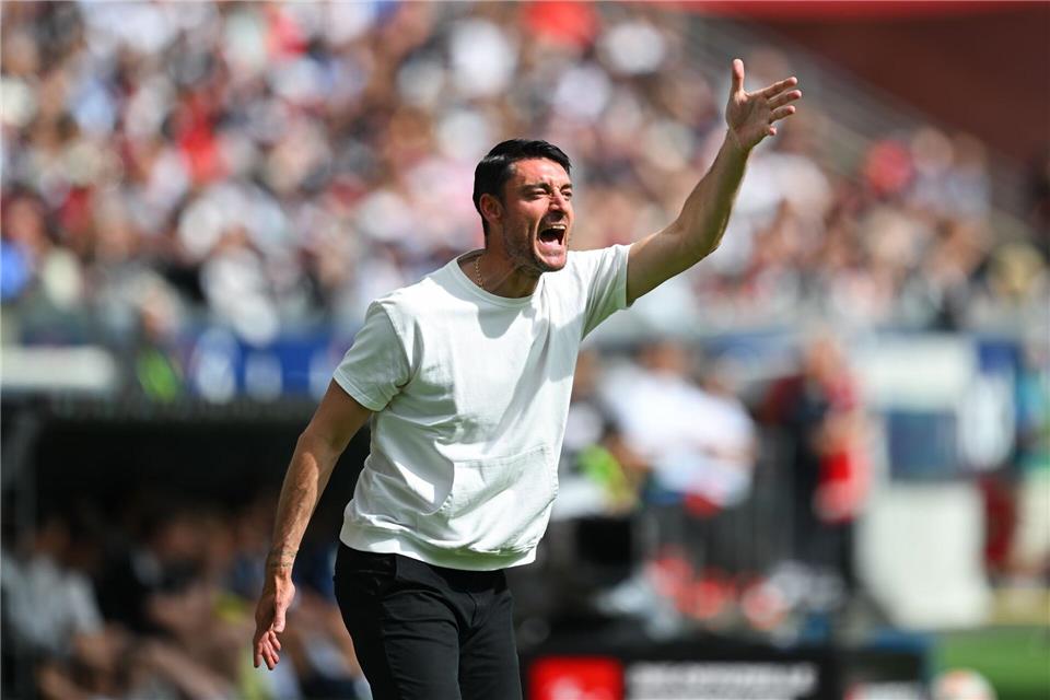 Noch am Tag vor dem Spiel holte Frankfurts Coach Albert Riera zu einer großen Medienschelte aus.Florian Wiegand/dpa