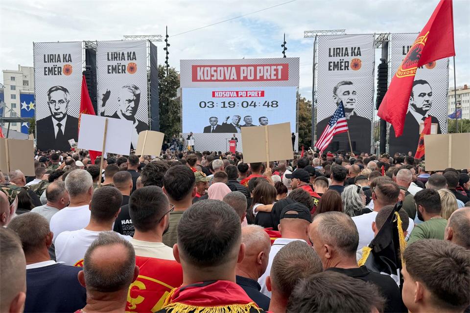 Noch am Wochenende hatten Menschen im Kosovo zur Unterstützung Thacis vor der Urteilsverkündung demonstriert. (Archivbild)Zana Cimili/AP/dpa