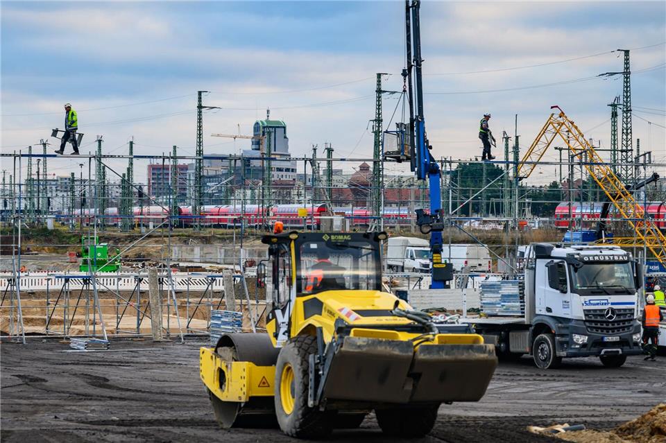 Noch arbeiten hier etliche Baumaschinen - 2026 soll die zweite Halle des ICE-Werks in Cottbus dann eröffnen.Patrick Pleul/dpa