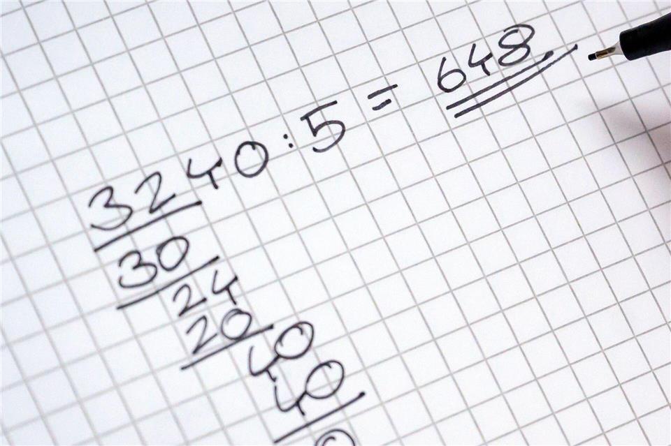 Noch bevor die Kinder dividieren, sollen sie verstehen, was Teilen überhaupt bedeutet.Swen Pförtner/dpa