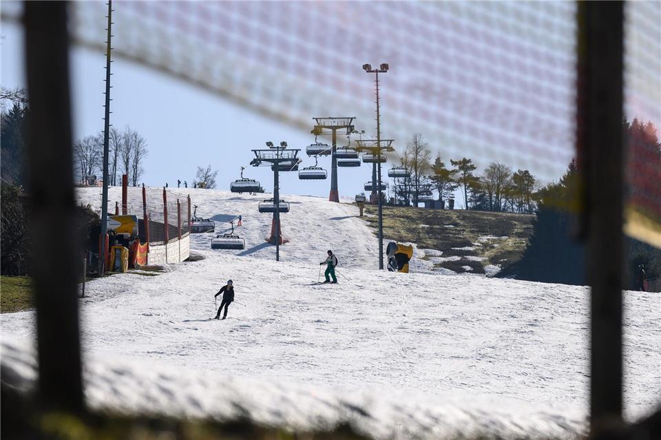 Noch bis in den März soll Skifahren möglich sein.Swen Pförtner/dpa