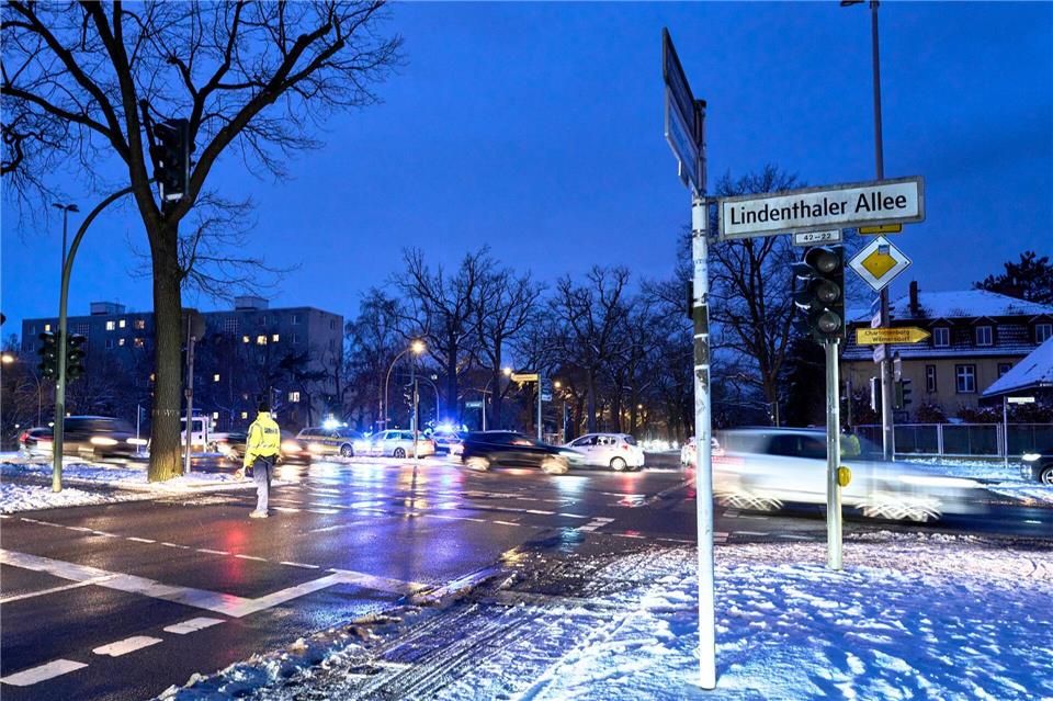 Noch bis spätestens Donnerstag wird es brauchen, bis der Strom im Südwesten der Hauptstadt überall wieder hergestellt ist.Michael Ukas/dpa