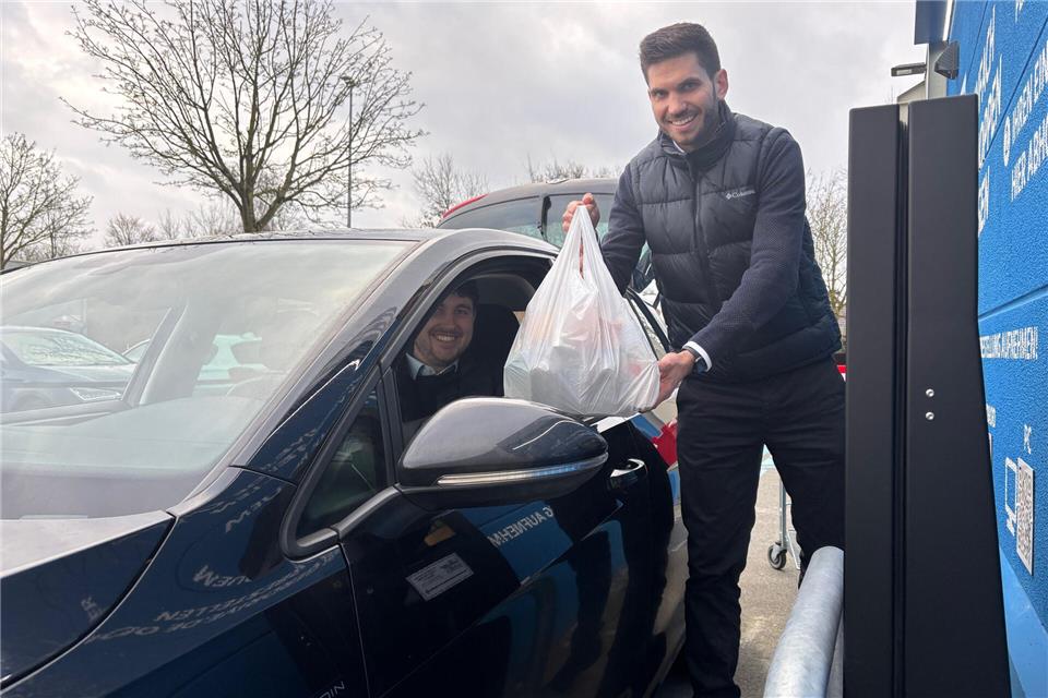 Noch bringt‘s der Chef persönlich. Bernd Wilger (rechts) hat an seinem Edeka-Markt an der Boumannstraße einen Drive-In-Schalter eingerichtet.