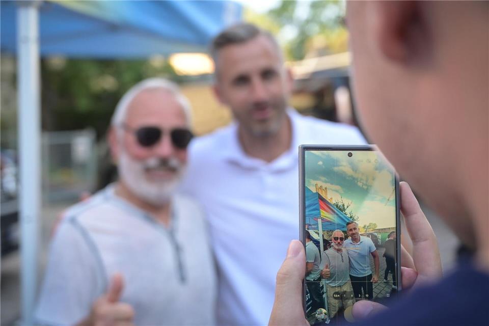 Noch ein Foto und noch eins: Bei einem Bürgerdialog in Wittenberg lassen sich sehr viele Menschen mit dem AfD-Spitzenkandidaten Ulrich Siegmund ablichten.  Heiko Rebsch/dpa