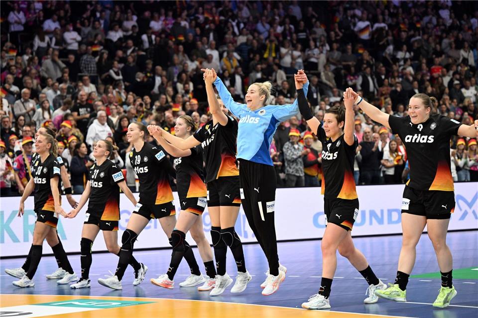 Noch ein Sieg trennt die deutschen Handballerinnen von einer WM-Medaille. Federico Gambarini/dpa