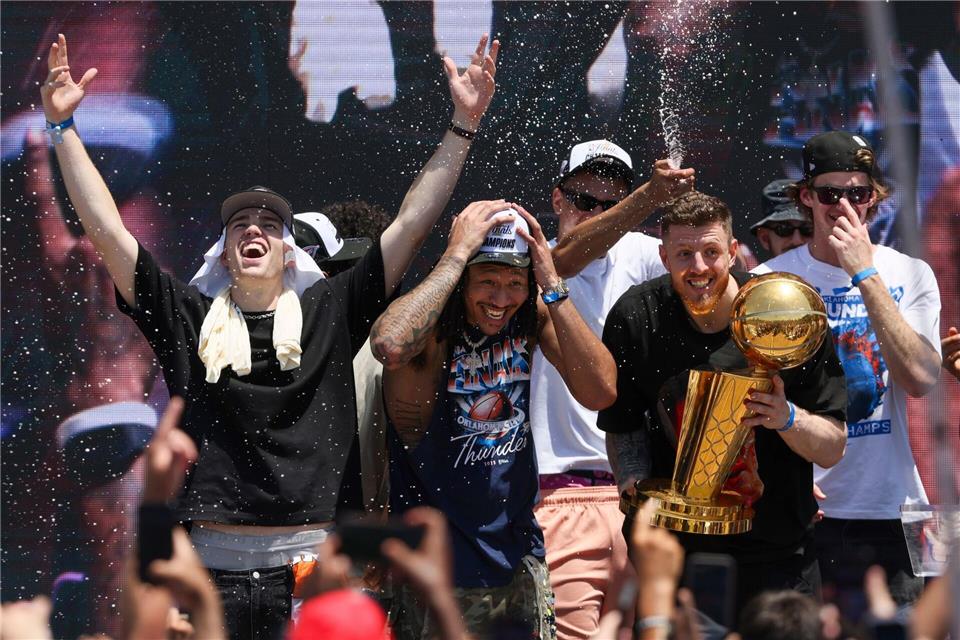 Plötzlich fünf Titelanwärter: Deutsche mischen die NBA auf Noch ein Titel? Oklahoma City ist Topfavorit.Nate Billings/AP/dpa
