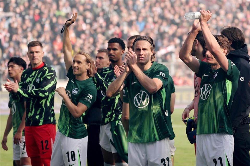 Noch eine Chance erspielt: Die Spieler des VfL Wolfsburg.Christian Charisius/dpa