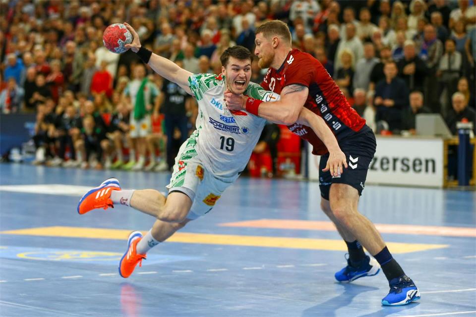Noch eine Saison Magdeburg, dann spielt er für die Rhein-Neckar Löwen: Elvar Örn Jónsson (l). (Archivbild)Michael Hundt/dpa