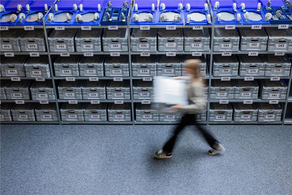 Noch einmal viel Arbeit für die Wahlhelfer: Rund 50.000 Stimmen aus 153 Stimm- und Briefwahlbezirken müssen neu ausgezählt werden. Rolf Vennenbernd/dpa