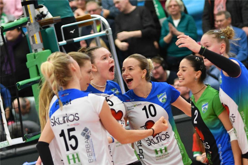 Noch feiern die Borkenerinnen um Chaine Konjer (Mitte) jeden erkämpften Punkt, als wäre er ein kleiner Satzsieg. Wie viele dieser Momente ihnen der Dresdner SC gönnen wird, entscheidet sich am Sonntag, wenn der Aufsteiger erneut einem Bundesliga-Riesen gegenübersteht.