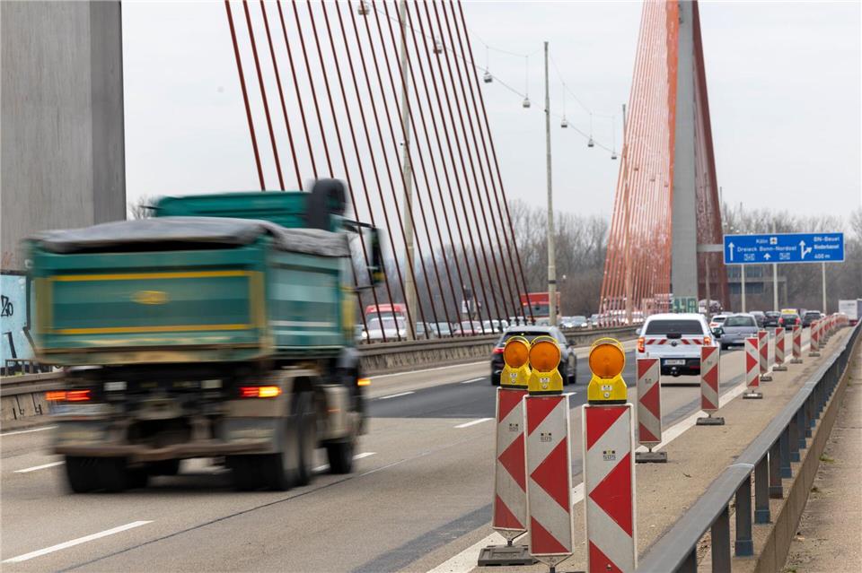 Noch fließt der Lastwagen-Verkehr auf der Bonner Nordbrücke - der Logistikverband befürchtet nach der Sperrung starke Einschränkungen für die Betriebe. (Archivbild)Thomas Banneyer/dpa