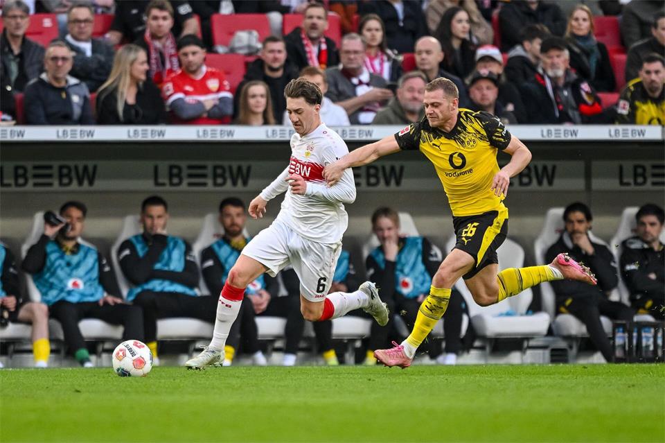 Noch fraglich für das BVB-Spiel: Stuttgarts Mittelfeldantreiber Angelo Stiller (l). (Archivbild)Harry Langer/dpa