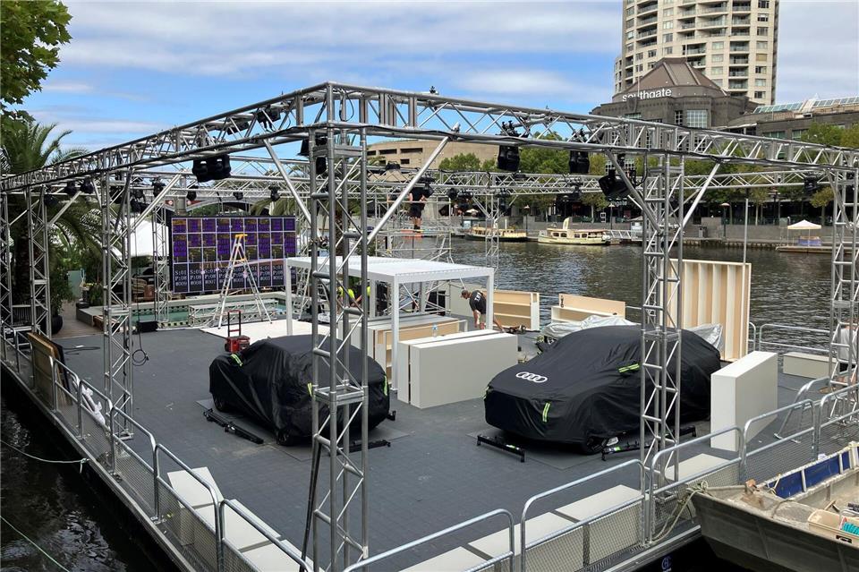 Noch gibt’s nicht viel zu sehen auf dem Fan-Hauptquartier von Audi.Martin Moravec/dpa