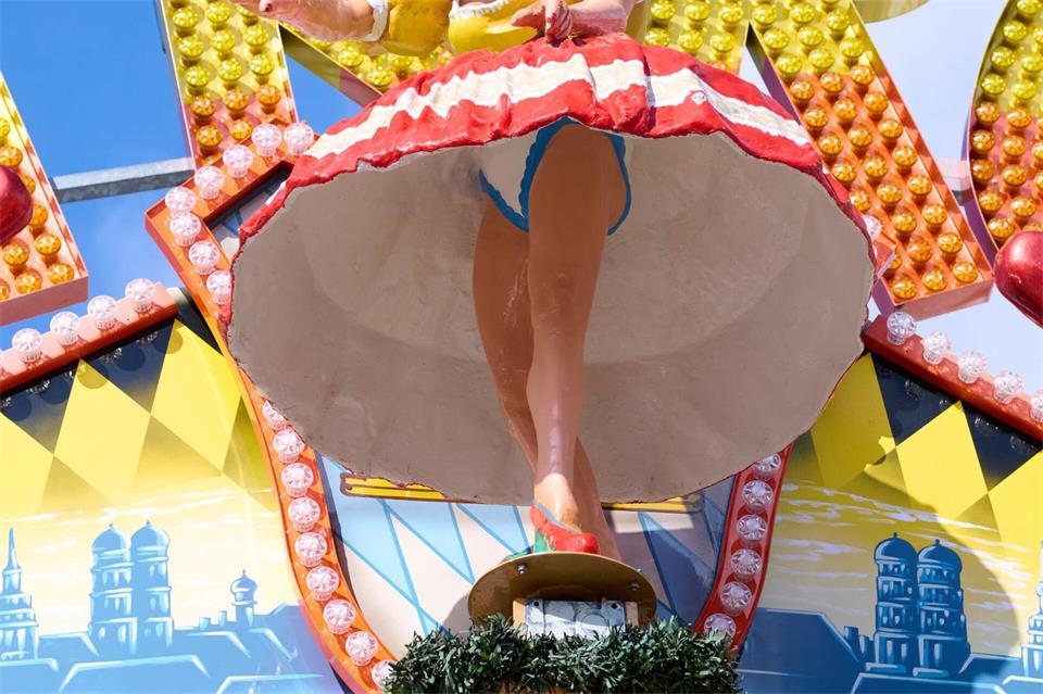 Noch immer gibt es auf dem Volksfest einige Figuren mit fliegenden Rücken.   Sven Hoppe/dpa
