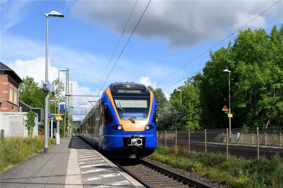 Noch immer ist unklar, warum eine 16-Jährige in Friedland am Bahnsteig starb. Der Bahnhof steht seither im Fokus der Ermittlungen.Swen Pförtner/dpa