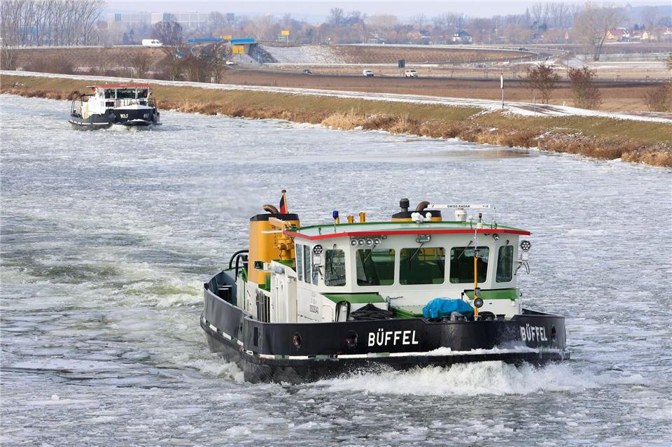 Noch immer sind Eisbrecher auf dem Mittellandkanal im Einsatz. Peter Gercke/dpa