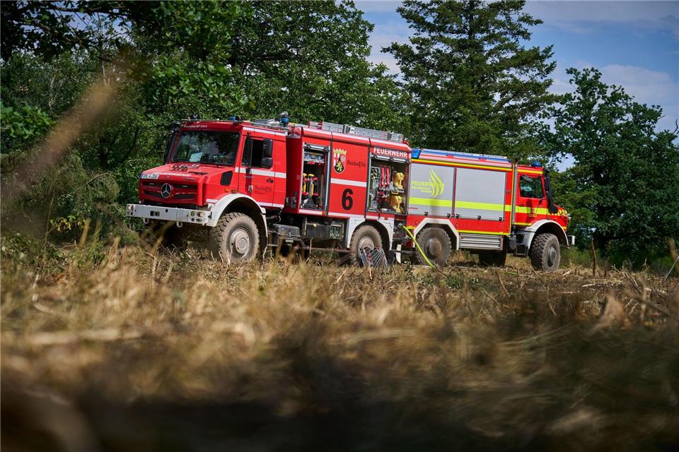 Noch immer sind hunderte Feuerwehrleute am Rotenfels im Einsatz. Sascha Ditscher/dpa