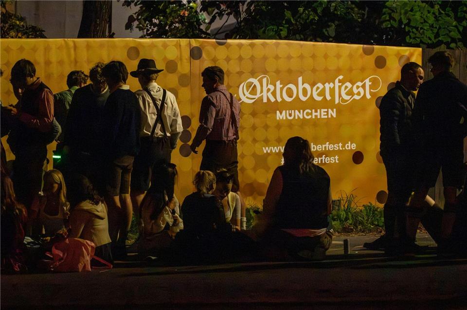 Erst warten, dann rennen – Gäste dürfen aufs Wiesn-Gelände Noch in der Dunkelheit standen Menschen wartend vor dem Festgelände des Münchner Oktoberfests.Peter Kneffel/dpa