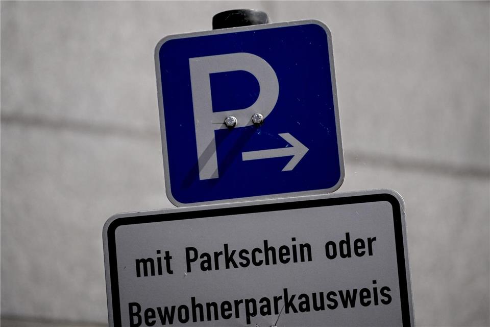 Noch in diesem Jahr wollte Verkehrssenatorin Ute Bonde (CDU) ein neues Gesamtkonzept zum Anwohnerparken vorstellen. Derzeit sieht es nicht danach aus, dass sie diese Ankündigung einhalten wird. (Archivbild)Britta Pedersen/dpa