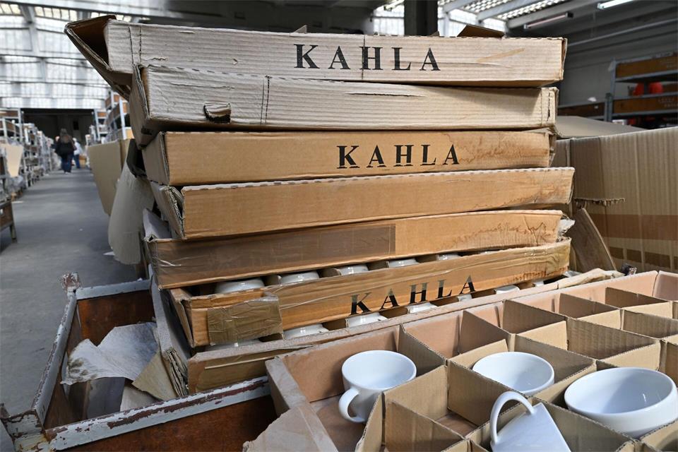 Noch ist das Lager in Kahla gefüllt. Doch mit jedem Tag werden die Kisten mit Tassen, Teller und anderen Teilen weniger. Martin Schutt/dpa