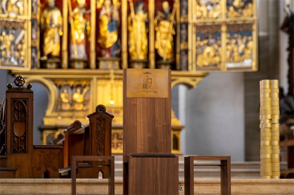 Noch ist der Bischofsstuhl in Eichstätt leer – im Gottesdienst wird Christian Würtz dann darauf Platz nehmen. (Archivbild)Lennart Preiss/dpa