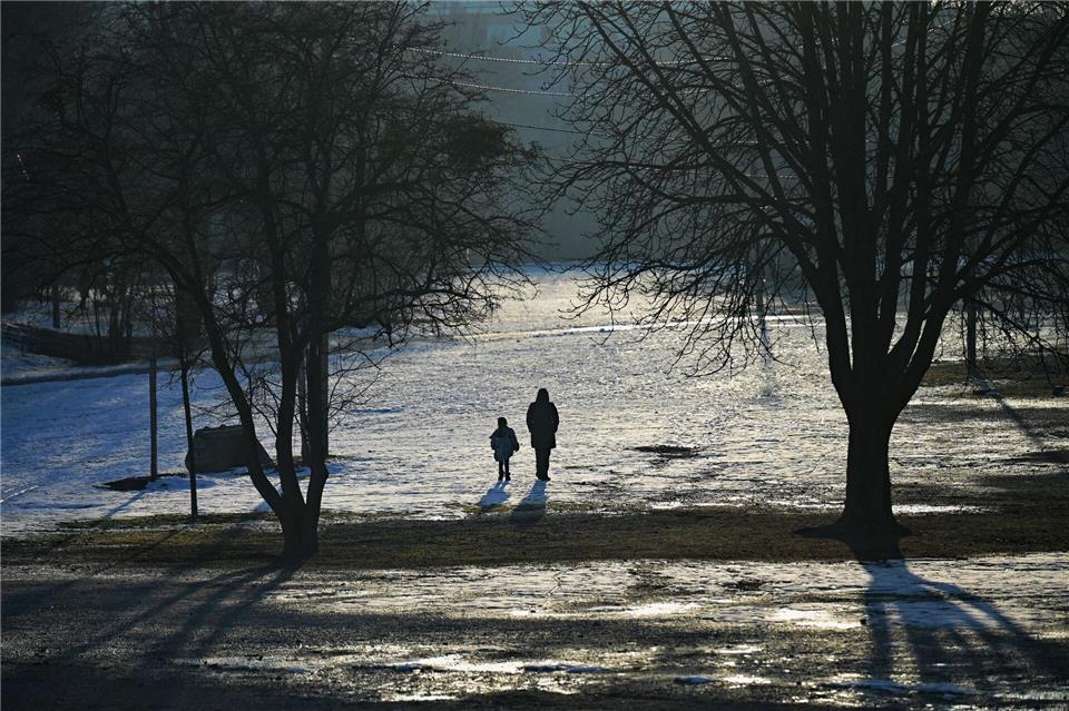 Noch ist der Winter nicht vorbei. In Teilen Bayerns könnte es wieder leicht schneien. (Archivbild)Malin Wunderlich/dpa